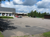 Kannonkosken tori; Parturi Minna Varis, Parturikampaamo Onnimanni ja Pizzapirtti. Kuva Henrik Paananen.