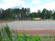 Urheilukenttä ja katsomo kauempaa. Kuva Henrik Paananen.